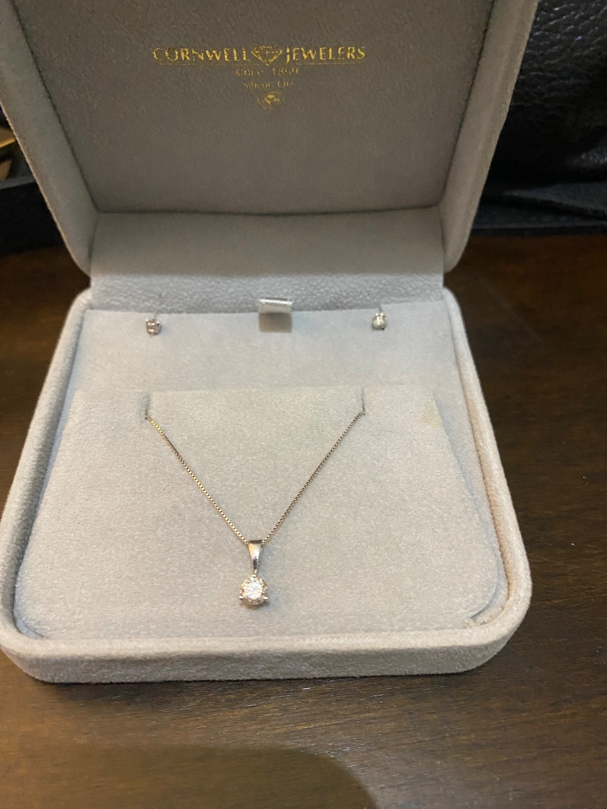 14k white gold diamonds pendant with pendant with matching white gold earrings