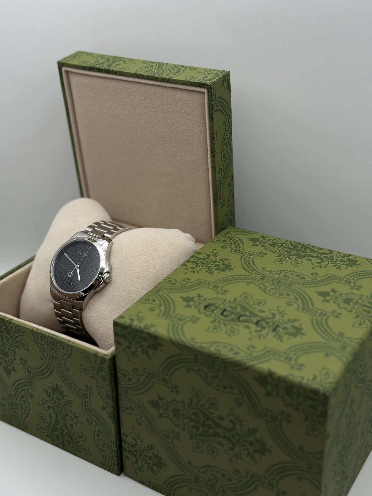 Versace VERD00318 Palazzo Empire white gold Stainless Steel Swiss Watch 43mm.