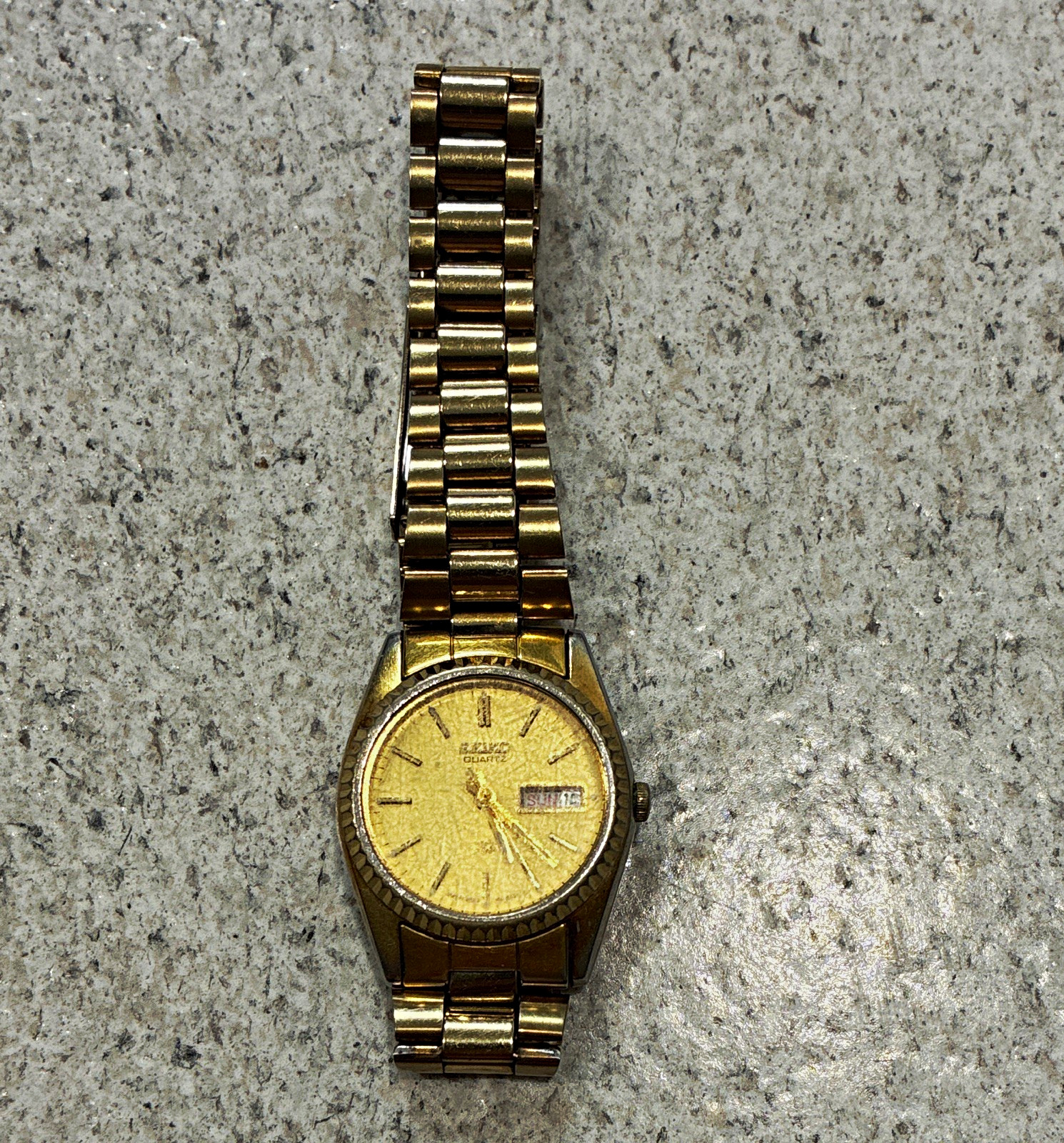 Seiko Quartz Gold Tone Analog Day/Date Stainless Steel Bracelet Wristwatch Works