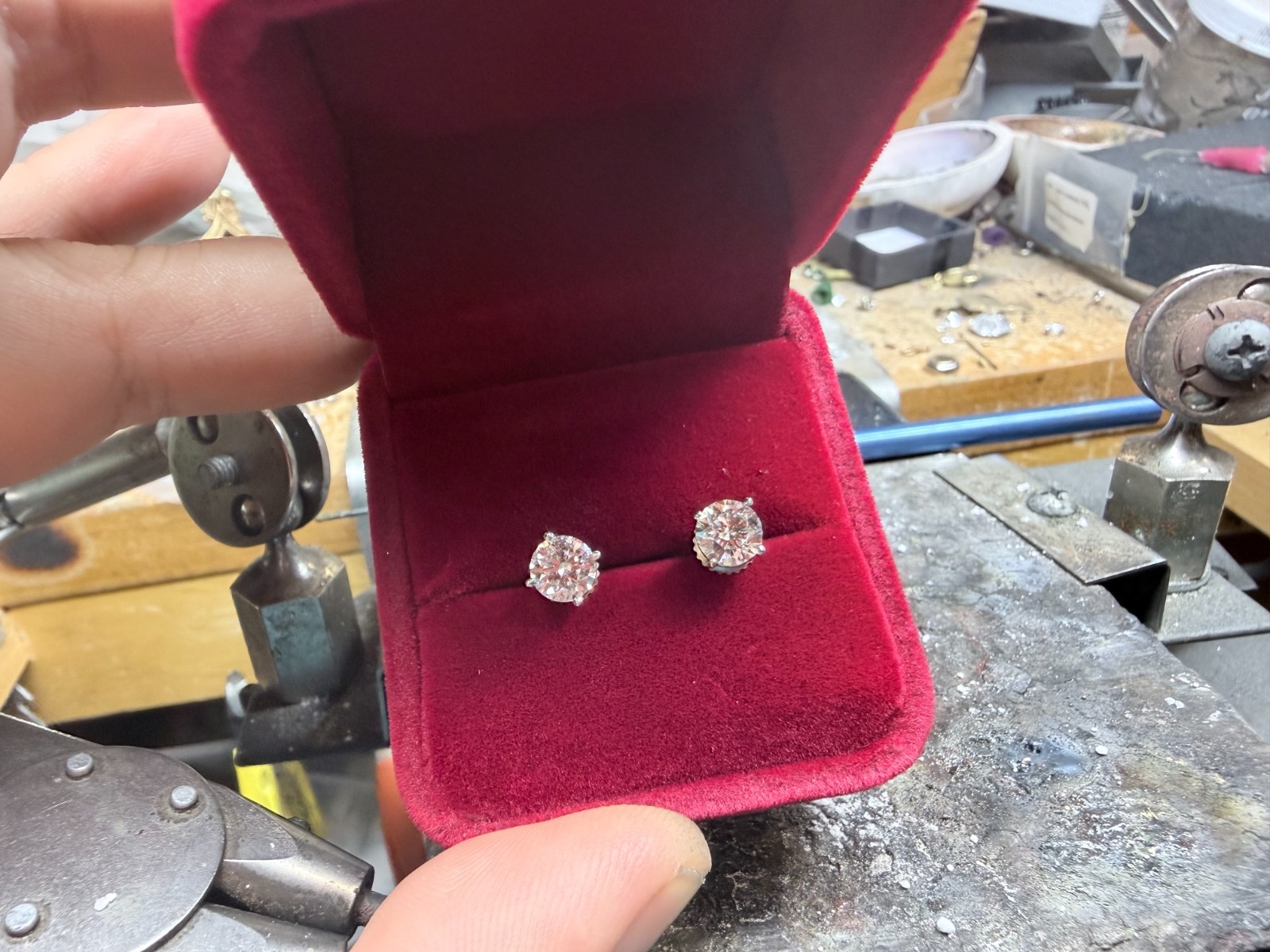 1.50 Ct Lab Grown Diamond Stud Earrings VS1 E IGI Certified Platinum Set Screw