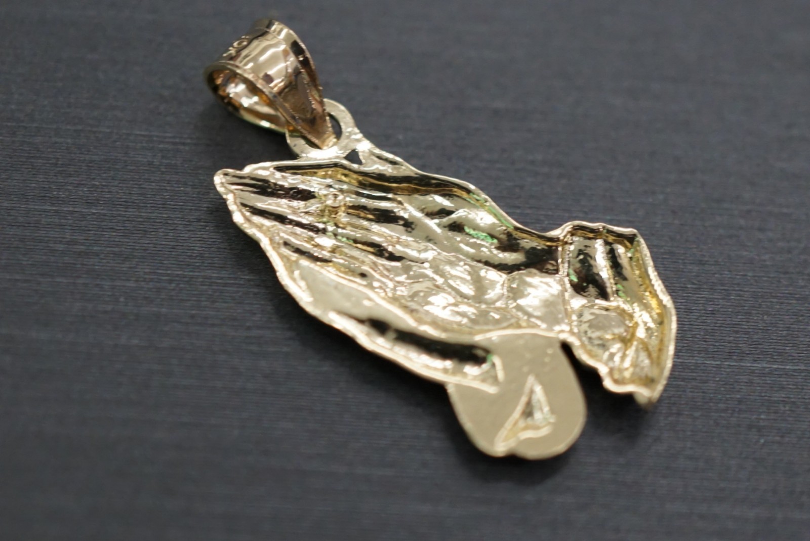 10K Solid Yellow Gold Beautiful 1″ Diamond-Cut Praying Hands Pendant.