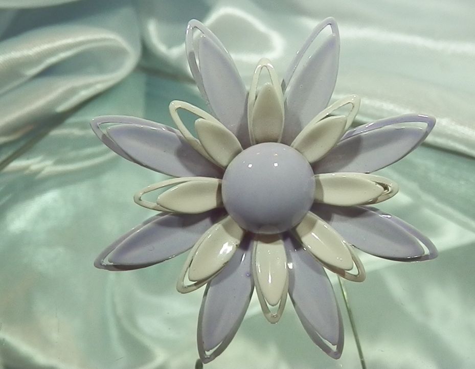 Vintage 50’s Very Light Lavender White Enamel Rare Lovely Flower Brooch 676j3