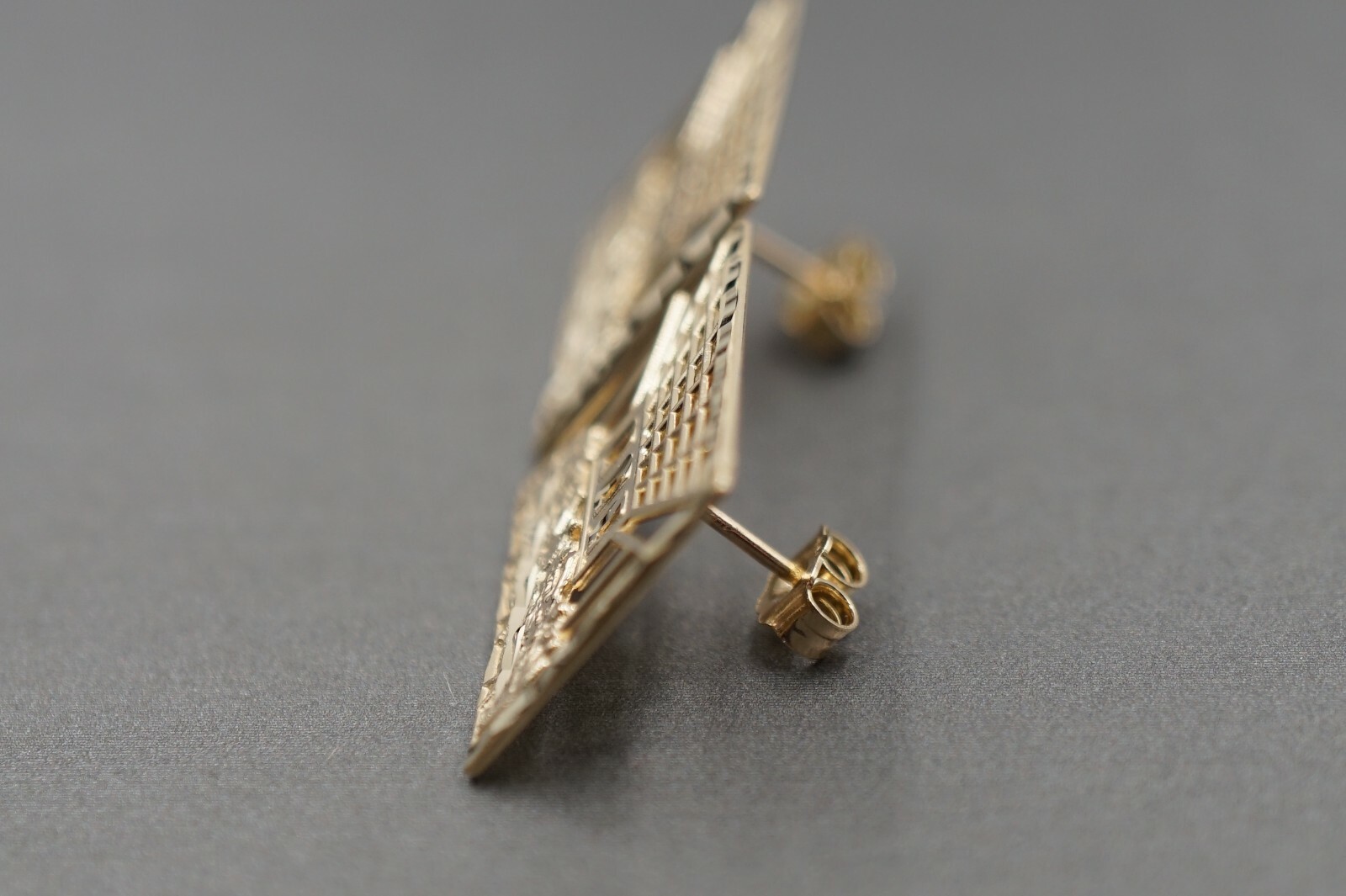 10K Solid Yellow Gold 0.8″ Diamond Cut Square Last Supper Stud Earrings.