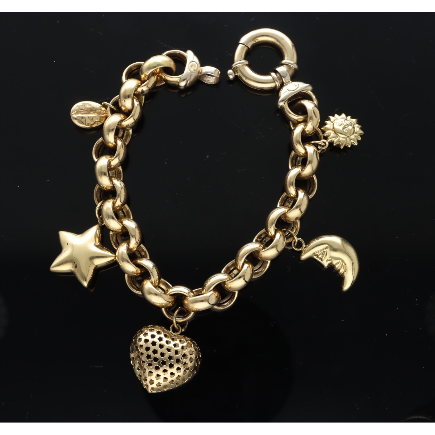 750/1000 GOLD BRACELET. , 18 KT WITH CHARM PENDANTS